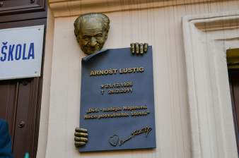 Praha 8 odhalila pamětní desku spisovatele Arnošta Lustiga