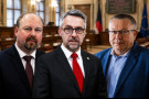 Podmínka za útok Ukrajince molotovem nadzvedla politiky ze židle Podmínka za útok Ukrajince molotovem nadzvedla politiky ze židle