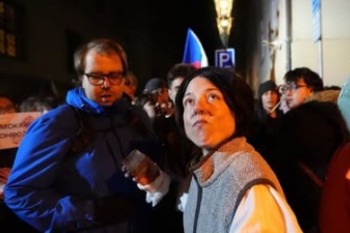 Útok na Sněmovnu není protest. Politici nesmějí násilí omlouvat