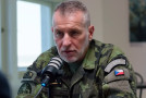 Armádní vzpoura s plnou důvěrou. Náčelník generálního štábu pod palbou Armádní vzpoura s plnou důvěrou. Náčelník generálního štábu pod palbou
